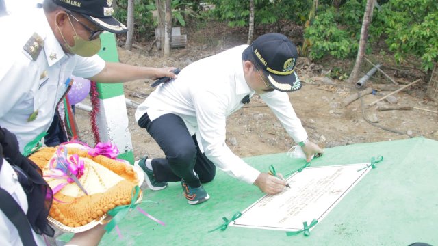 Anggota Komisi V DPR RI Muhammad Aras, menandatangani Prasasti Perewmian Jenbatan Sahabat Aras (Sahara) yang menghubungkan Desa Barang Kecamatan Liliriaja dan Desa Tinco Kecamatan Citta, Kabupaten Soppeng, Sulawesi Selatan, pada Rabu (02/03/2022). (Yusuf/Republiknews.co.id)