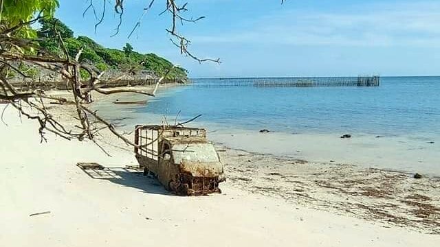 Salah satu bangkai Mobil yang ada di objek wisata selam yang berlokasi di perairan Pa'badilang Desa Bungayya Kecamatan Bontomatene, Kabupaten Kepulauan Selayar, berada di Pesisir Pantau setelah diburu oleh pengolah Besi Tua, Jumat (04/03/2022). (Foto. Andi Ruaman/Republiknews.co.id)