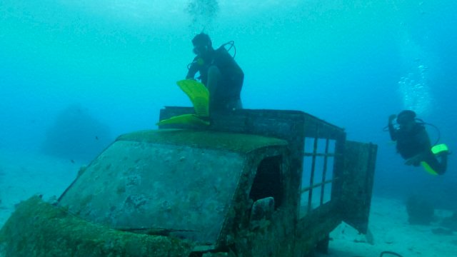 Pengangkatan bangkai Mobil dan Sisa-sisa Besi KM. Lestari