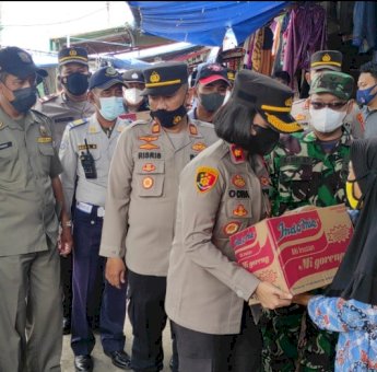 Polsek Tambora Sampaikan Bantuan Kapolda Metro Jaya untuk Warga Terdampak Covid-19