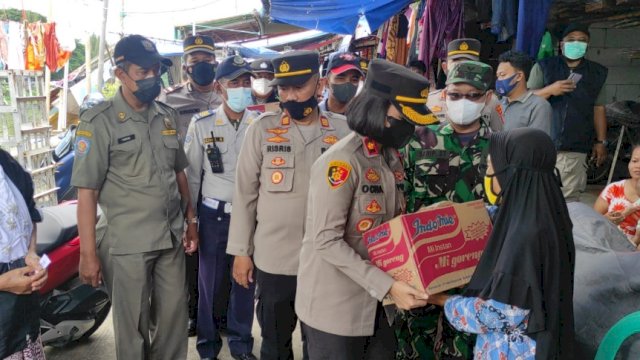 Kapolsek Tambora Jakarta Barat Kompol Rosana, menyerahkan bantuan sembako Kapolda Metro Jaya bersama Tiga Pilar kepada warga, Kamis (03/03/2022). (Istimewa)