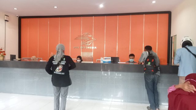 Penerima Keluarga Manfaat melakukan Transaksi pencairan di Kantor Pos cabang Sinjai. (Ist)