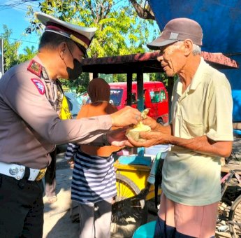 Jumat Berkah, Polisi di Jeneponto Bagikan Paket Makanan untuk Penyapu Jalan dan Tukang Becak