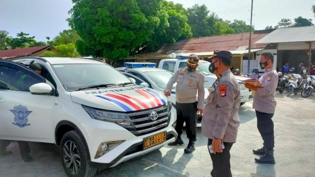 Kabag Bekum Biro Logistik Polda Sulbar AKP Amiruddin, memantau langsung Pemeriksaan Randi dan senpi anggota Polres Majene, Jumat (04/03/2022). (Istimewa)