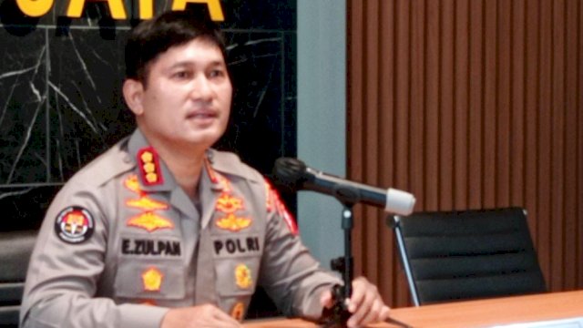 Kabid Humas Polda Metro Jaya Kombes Pol Endra Zulpan, memberi keterangan persnya Jumat (04/03/2022) di Polda Metro Jaya. (Foto. Wahyu Widodo/Republiknews.co.id)