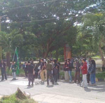 HMI Polman Demo Dinas PUPR Sorot Proyek Tribun Pancasila Senilai Rp 3,2 Miliar