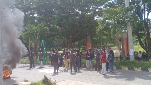 Himpunan Mahasiswa Islam (HMI) Cabang Polewali Mandar Menggelar Aksi Unjuk Ras di Depan Kantor Dinas PUPR Polman, Jumat (04/03/2022). (Istimewa)