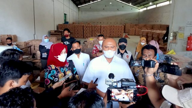 Kakanwil KPPU Wil VI Makassar Hilman Pujana, saat memberikan Keterangan Pers terlait Aksi Tying yang dilakukan salahsatu Distributor Minyak Goreng, Jumat (04/03/2022). (Muh. Ahmad/Republiknews.co.id)