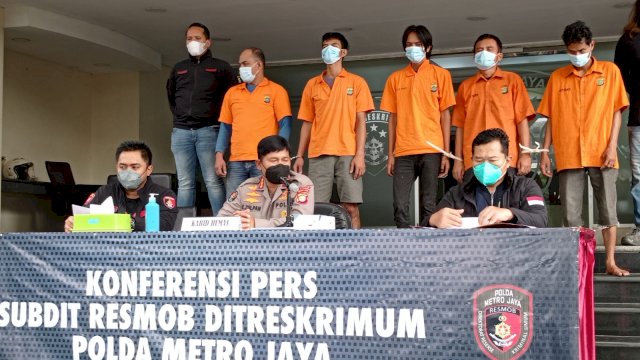 Ke 5 tersangka perampok Ruko Pancoran Mas Kota Depok dihadirkan saat Press Confrence di Polda Metro Jaya, Jumat (04/03/2022). (Foto. Wahyu Widodo/Republiknews.co.id)