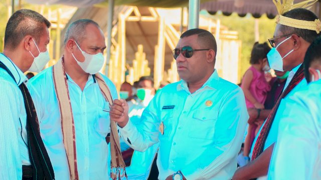 Wakil Bupati Flores Timur Agustinus Payong, bersama Bupati Lembata Thomas Ola Langoday, Sekda Paskalis Ola Tapobali dan ketua DPRD kabupaten Lembata Petrus Gero, sebelum acara pembukaan pekan Expolrasi Budaya di Wulen Luo, Kamis (03/03/2022) kemarin.