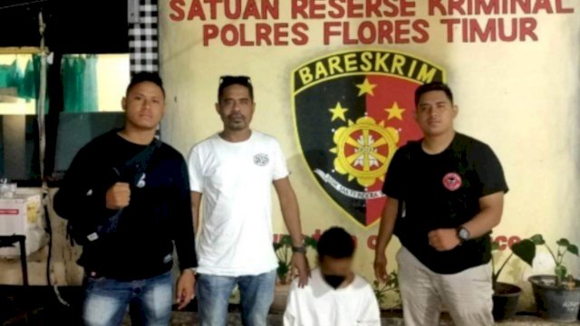 Tim Buser Sat Reskrim Polres Flores Timur bersama pelaku FO, terduga pencuri HP. (Istimewa)