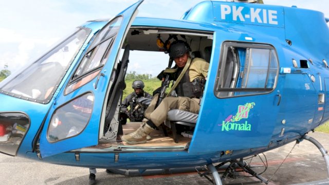 Tim Damai Cartenz saat melakukan evakuasi terhadap karyawan PTT di Distrik Beoga, Papua. (Foto: Istimewa)