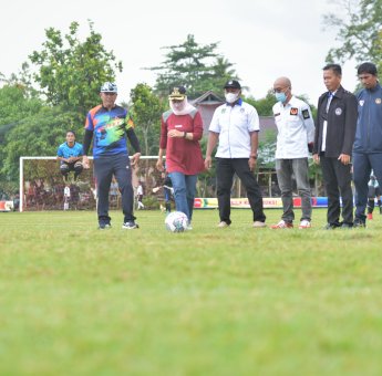 Buka Turnamen Sepak Bola Padang Biru Cup, Indah : Junjung Tinggi Portivitas