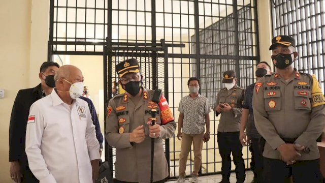 Kapolresta Denpasar AKBP Bambang Yuho Pamungkas, mendampingi Anggota Komisi II DPR RI I Wayan Sudirt&nbsp; saat meninjau Rutan, Jumat (04/03/2022). (Istimewa)