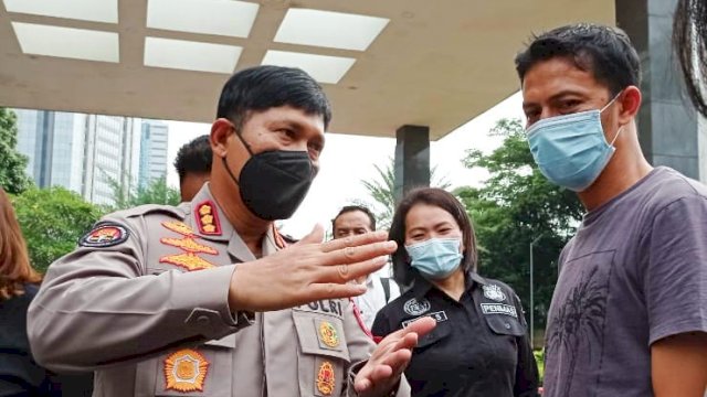 Kabid Humas Polda Metro Jaya, saat memberi keterangan kepada wartawan di Polda Metro Jaya, Jumat (04/03/2022). (Foto. Wahyu Widodo/Republiknews.co.id)