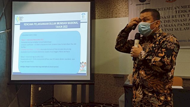 Kepala Bidang Pencegahan dan Pengendalian Penyakit (P2P) Dinas Kesehatan Sulawesi Selatan Husni Thamrin saat memaparkan materi pada Media Briefing tentang Imunisasi Rutin, Imunisasi Berbasis Sekolah dan Vaksinasi Covid-19 di Provinsi Sulawesi Selatan yang berlangsung di Hotel Swiss Bell Makassar, Minggu (06/04/2022). (Chaerani/Republiknews.co.id)