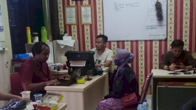 Ibu korban sedang melaporkan perbuatan Bapak Tiri atas perbuatan Asusila, di Polres Serang, Minggu (06/03/2022). (Istimewa)