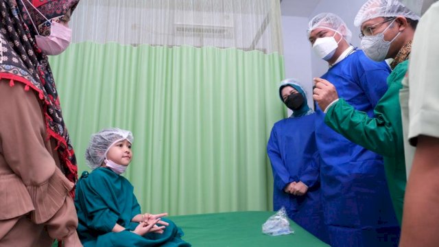 Bupati Gowa Adnan Purichta Ichsan, saat meninjau kondisi salah satu pasien yang akan menjalani operasi bibir sumbing di ruang operasi RSUD Syekh Yusuf, Minggu (06/03/2022). (Istimewa)