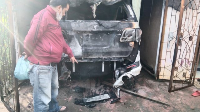 Barang bukti Toyota Fortuner yang dibakar masih didalam garasi pemilik dibakar OTK sabtu (5/3/2022). (Ist)