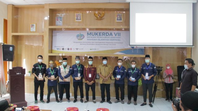 Bupati Soppeng Andi Kaswadi Razak, bersama peserta Musyawarah Kerja Daerah Wahdah Islamiyah Kabupaten Soppeng, Minggu (06/03/2022). (Istimewa)