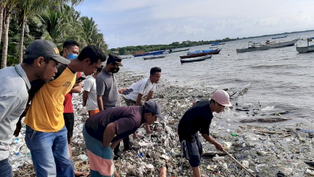 Penemuan mayat setengah badan tanpa identitas di bibir pantai Bonerate Desa Majapahit, Kecamatan Pasimarannu, Kabupaten Kepulauan Selayar, Sabtu (05/03/2022)