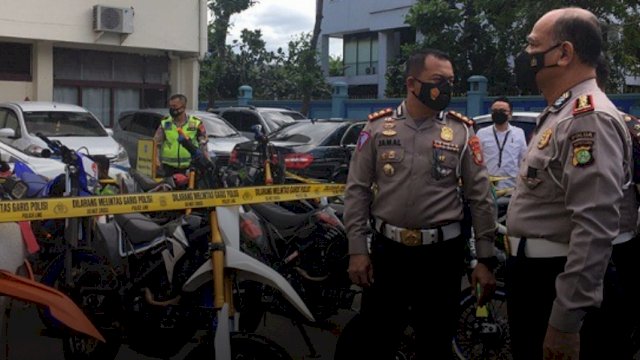 Polda Metro Jaya tilang 21 Kendaraan Supermoto yang terobos Jalan Tol, Minggu (06/03/2022). (Ist)