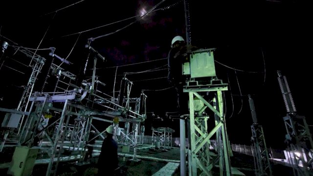 Pegawai PLN saat melakukan pemberian tegangan pertama pada Gardu Induk (GI) di Kabupaten Bolaang Mongodow, Sulawesi Utara, Sabtu (05/03/2022) malam. (Istimewa)