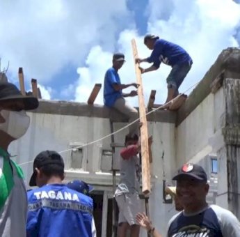 IKA SMP Bontolebang Takalar Bantu Perbaiki 8 Rumah Warga Terdampak Angin Puting Beliung