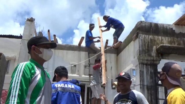Kumpulan dana Rp.40 Juta, IKA SMP Bontobulaeng, Takalar bantu warga terdampak angin puting beliung, Minggu (06/03/2022). (Ist)