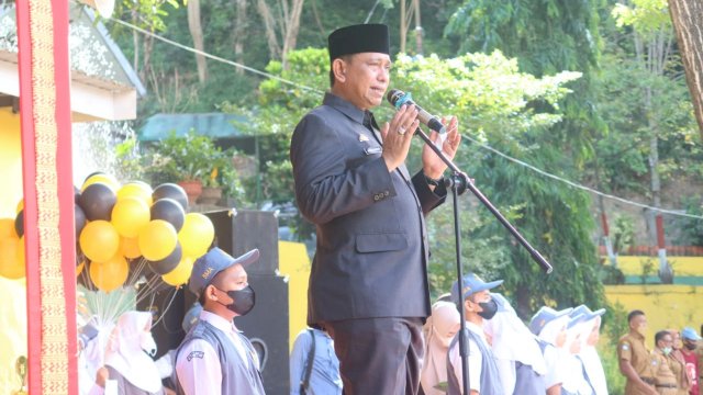 Bupati Wajo Amran Mahmud, saat memberikan arahan kepada Siswa dan Guru di SMAN 7 wajo, Senin (07/03/2022). (Istimewa)
