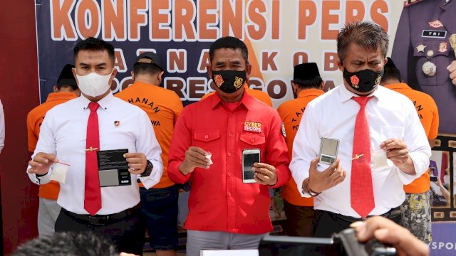 Kasat Narkoba Polres Gowa, AKP Syaharuddin (kanan) saat merilis pengungkapan kasus narkoba dengan barang bukti sebesar 149,22 gram sabu di Mapolres Gowa, Senin (7/3/2022). (Foto: Istimewa)