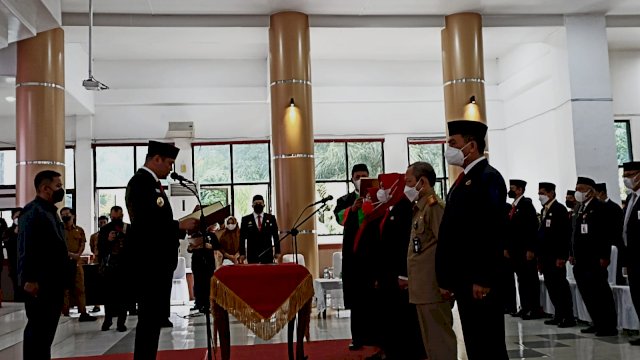 Bupati Gowa Adnan Purichta Ichsan, saat melantik Sekretaris Daerah Kabupaten Gowa Kamsina sebagai pejabat definitif serta pejabat tenaga ahli fungsional di Baruga Karaeng Galesong, Kantor Bupati Gowa, Senin (07/03/2022). (Chaerani/Republiknews.co.id)