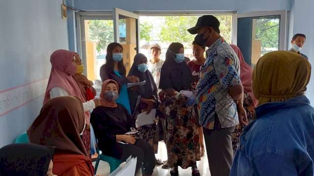 Kepala Dinas Sosial Kabupaten Gowa Muhammad Firdaus, saat melakukan pengawasan penyaluran BPNT di Kecamatan. (Istimewa)