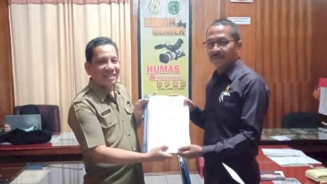 Kabag Pemerintahan Pemkab Luwu Utara Akram Risa, menyerahkan dokumen LKPj Bupati kepada Ketua DPRD Luwu Utara, Basir, Senin (07/03/2022). (Bayu Firmansyah/Republiknews.co.id)