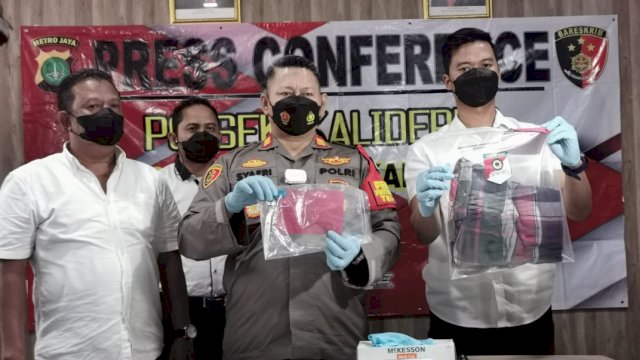 Kapolsek Kalideres Polres Metro Jakarta Barat AKP Syafri Wasdar Menunjukan Barang Bukti Pelaku Penodongan, Senin (7/3/2022). (Ist)