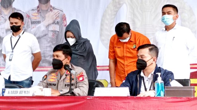 Polisi Gadungan dan Isteri Diamankan di Polda Metro Jaya, Senin (7/3/2022) (Foto : Wahyu Widodo republiknews.co.id)