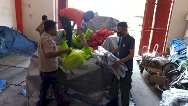 Tim BPBD Sulsel Mempersiapkan Bantuan untuk Korban Banjir di Kabupaten Barru, Minggu (06/03/2022). (Istimewa)