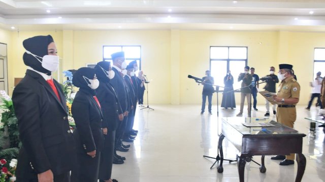 Gubernur Sulbar Ali Baal Masdar, saat melantik Anggota KPID Sulbar Masa Jabatan 2022-2025, Senin (07/03/2022). (Istimewa)