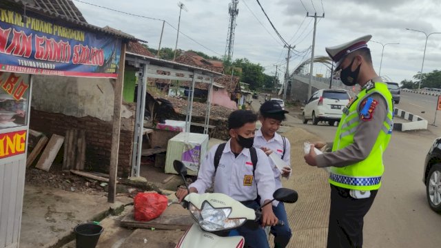 Personel Ditlantas Polda Banten menindak pelanggar lalu lintas pelajar, Senin (07/03/2022). (Ist)