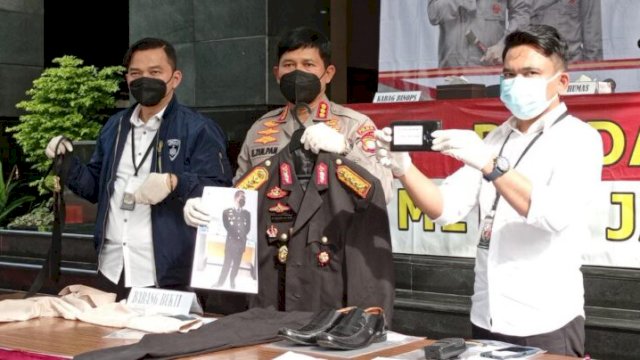 Jajaran Polda Metro Jaya memperlihatkan barang bukti dalam kasus YD, Polisi Gadungan berpangkat Komjen (Bintang Tiga), Senin (07/03/2022). (Wahyu Widodo/Republiknews.co.id)