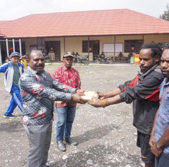 Pemkab Puncak Santuni Keluarga Korban Penembakan Teroris KKB