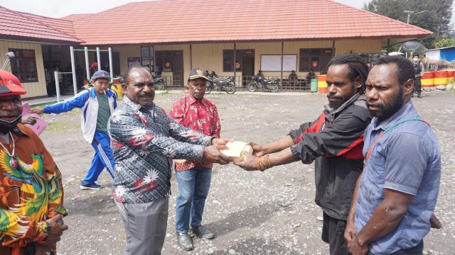 Asisten Sekda Kabupaten Puncak, Alfons Negewalen Menyerahkan Bantuan kepada Keluarga Korban Penembakan KKB. (Ist)