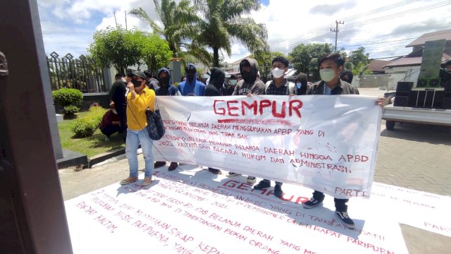 Gerakan Mahasiswa Pengawalan Uang Rakyat (Gempur) Kalimantan Timur saat menggelar aksi damai di depan kantor DPRD Kaltim, Selasa (08/03/2022). (Foto. Kurniawan/Republiknews.co.id)