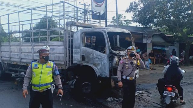 Sebuah truk bermuatan Styreofoam terbakar di Jalan Raya Kota Serang, Selasa (08/03/2022). (Istimewa)