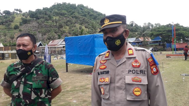 Kapolsek Tamalatea AKP M. Natsir saat mendatangi di Lokasi Pasar Malam, Selasa (08/03/2022). (Andi Nurul Gaffar/Republiknews.co.id)