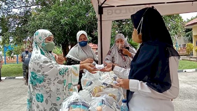 Ibu-ibu Rumah Tangga saat mengunjungi Bazar Murah di Halaman Kantor Bulog Kabupaten Pinrang, Selasa (08/03/2022). (Istimewa)