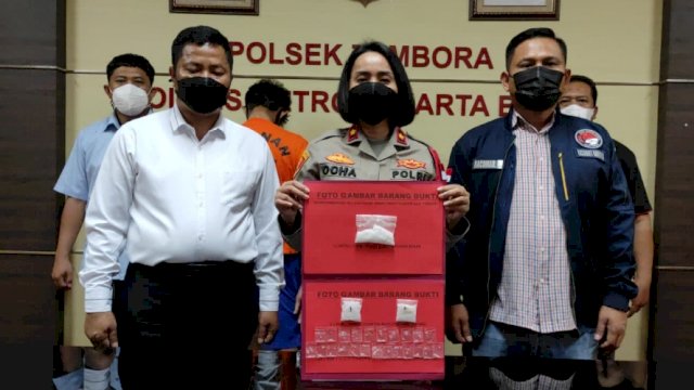 Kapolsek Tambora Jakarta Barat Kompol Rosana Albertina Labobar, memperlihatkan barang bukti Narkotika jenis Sabu saat Press Confrence, Selasa (08/03/2022). (Foto. Wahyu Widodo/Republiknews.co.id)