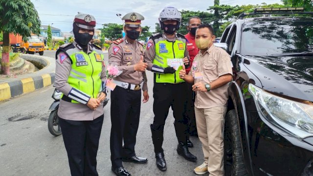 Kabag Protpim Penmerintah Kabupaten Jeneponto Mustaufik, saat dihentikan Petugas Sat Lantas Polres Jeneponto, Selasa (08/03/2022). (Istimewa)