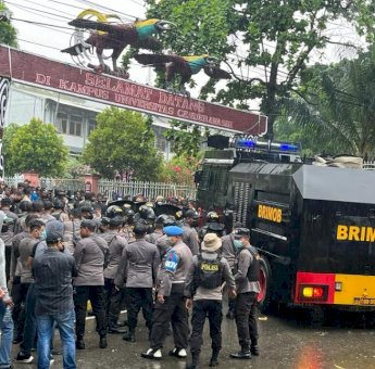 Unjuk Rasa Tolak DOB di Papua Ricuh, Massa Rusak Mobil dan Keroyok Anggota Polisi