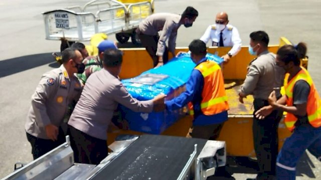 Delapan Jenazah korban penembakan KKB di Kabupaten Mimika Provinsi Papua mulai dikirim ke keluarga masing-masing, Selasa (08/03/2022). (Istimewa)